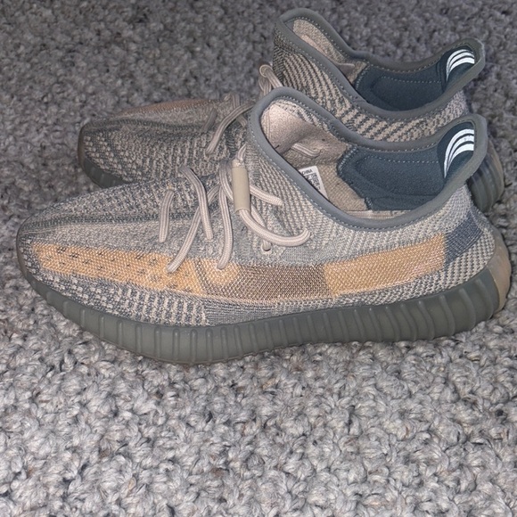 Yeezy Men’s 9.5 grey and tan - Picture 3 of 8